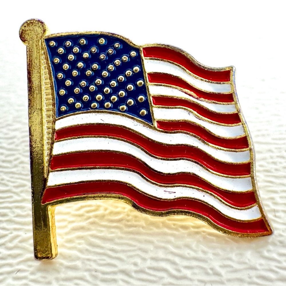 🟢5/$20 American Flag Lapel Pin Patriotic Holiday Vote Gold Brooch High-Quality